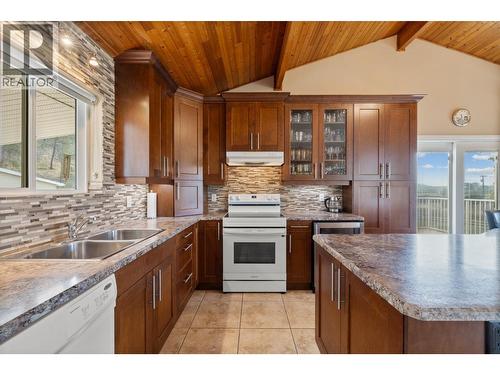 535 Curtis Road, Kelowna, BC - Indoor Photo Showing Kitchen With Double Sink