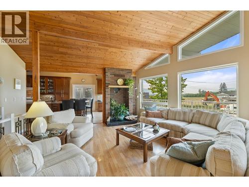 535 Curtis Road, Kelowna, BC - Indoor Photo Showing Living Room