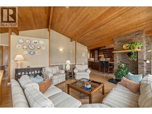 535 Curtis Road, Kelowna, BC - Indoor Photo Showing Living Room
