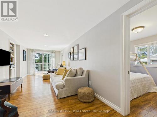 1014 Kelly Road, Lake Of Bays (Mclean), ON - Indoor Photo Showing Living Room
