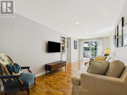 1014 Kelly Road, Lake Of Bays (Mclean), ON - Indoor Photo Showing Living Room