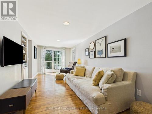 1014 Kelly Road, Lake Of Bays (Mclean), ON - Indoor Photo Showing Living Room