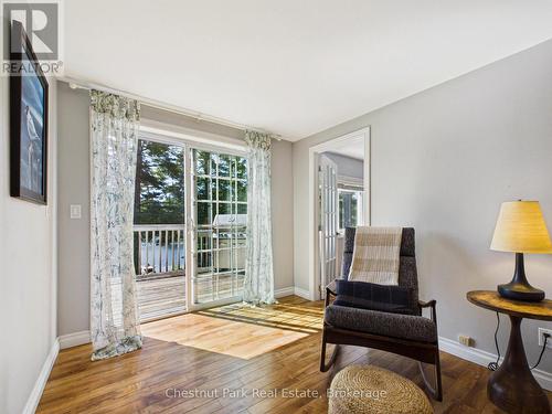1014 Kelly Road, Lake Of Bays (Mclean), ON - Indoor Photo Showing Living Room
