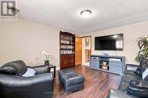 524 Silverthorn Avenue, Toronto, ON - Indoor Photo Showing Living Room