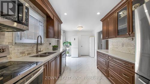 1542 Kirkrow Crescent, Mississauga, ON - Indoor Photo Showing Kitchen With Double Sink With Upgraded Kitchen