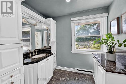 22 Fireside Drive, Hamilton, ON - Indoor Photo Showing Bathroom