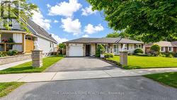470 CROMWELL AVENUE Oshawa, ON L1J 4V2