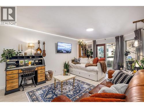 709 Houghton Road Unit# 315, Kelowna, BC - Indoor Photo Showing Living Room