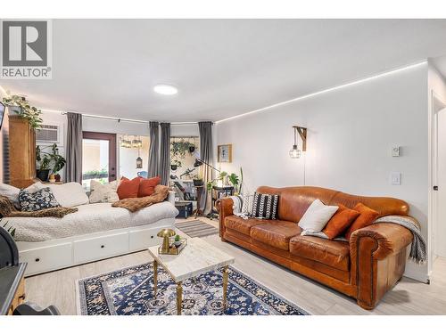709 Houghton Road Unit# 315, Kelowna, BC - Indoor Photo Showing Living Room