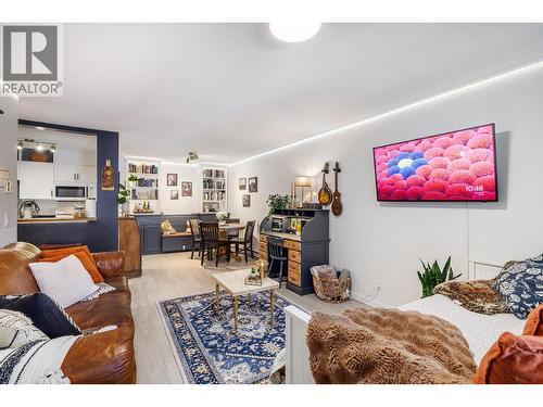 709 Houghton Road Unit# 315, Kelowna, BC - Indoor Photo Showing Living Room