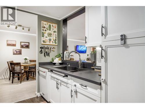 709 Houghton Road Unit# 315, Kelowna, BC - Indoor Photo Showing Kitchen With Double Sink