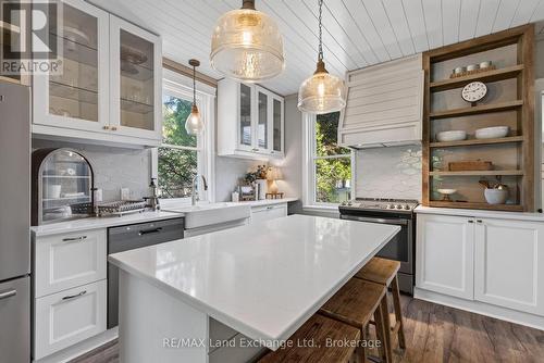 581 Queen Street, Kincardine, ON - Indoor Photo Showing Kitchen With Upgraded Kitchen