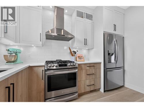 945 Borden Avenue Unit# 1, Kelowna, BC - Indoor Photo Showing Kitchen With Upgraded Kitchen