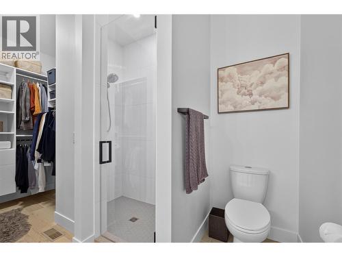 945 Borden Avenue Unit# 1, Kelowna, BC - Indoor Photo Showing Bathroom