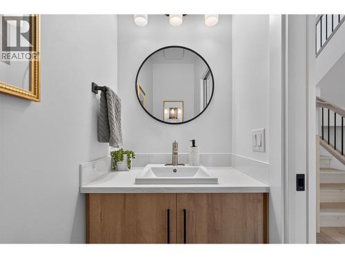 945 Borden Avenue Unit# 1, Kelowna, BC - Indoor Photo Showing Bathroom