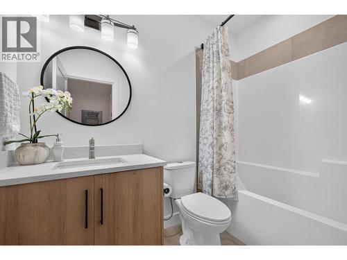 945 Borden Avenue Unit# 1, Kelowna, BC - Indoor Photo Showing Bathroom