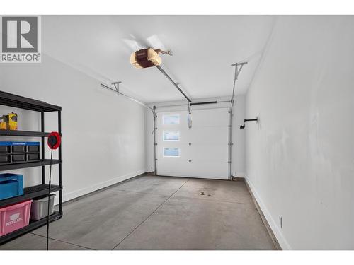 945 Borden Avenue Unit# 1, Kelowna, BC - Indoor Photo Showing Garage