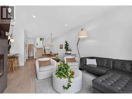 945 Borden Avenue Unit# 1, Kelowna, BC - Indoor Photo Showing Living Room