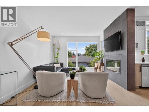 945 Borden Avenue Unit# 1, Kelowna, BC - Indoor With Fireplace