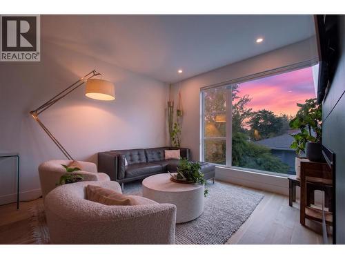 945 Borden Avenue Unit# 1, Kelowna, BC - Indoor Photo Showing Living Room