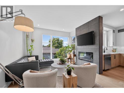 945 Borden Avenue Unit# 1, Kelowna, BC - Indoor Photo Showing Living Room With Fireplace
