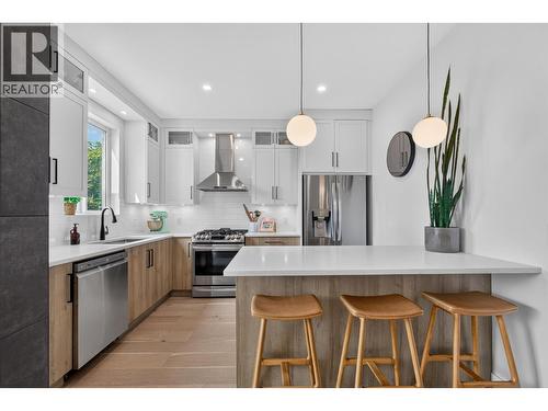 945 Borden Avenue Unit# 1, Kelowna, BC - Indoor Photo Showing Kitchen With Upgraded Kitchen