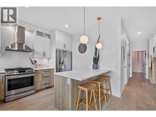 945 Borden Avenue Unit# 1, Kelowna, BC - Indoor Photo Showing Kitchen With Upgraded Kitchen
