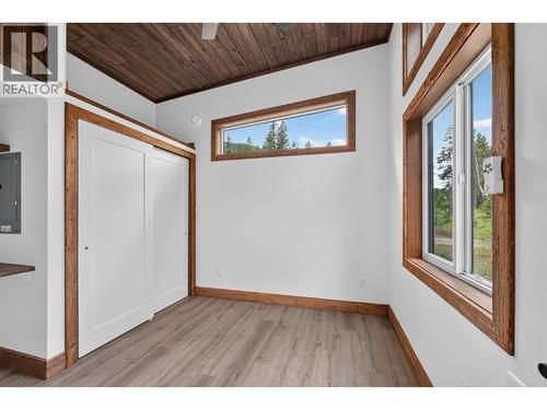 Primary bedroom - 5533 33 Highway Unit# 1, Beaverdell, BC 