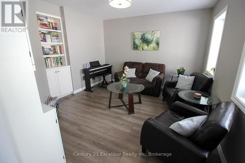 7104 Sixth Line Road W, Centre Wellington, ON - Indoor Photo Showing Living Room