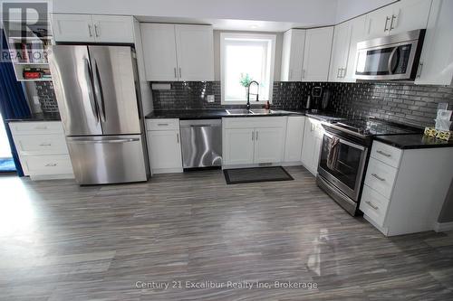 7104 Sixth Line Road W, Centre Wellington, ON - Indoor Photo Showing Kitchen With Double Sink With Upgraded Kitchen