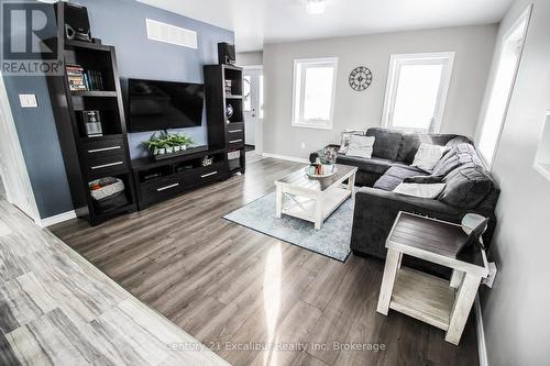 7104 Sixth Line Road W, Centre Wellington, ON - Indoor Photo Showing Living Room