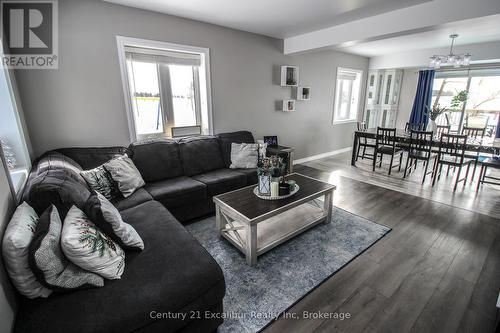 7104 Sixth Line Road W, Centre Wellington, ON - Indoor Photo Showing Living Room
