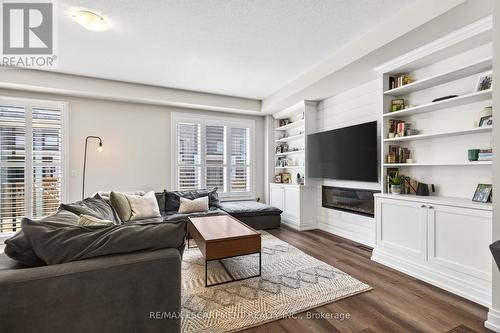 26 Granite Ridge Trail, Hamilton, ON - Indoor Photo Showing Living Room