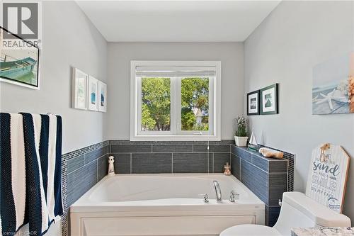 1069 Beach Boulevard, Hamilton, ON - Indoor Photo Showing Bathroom