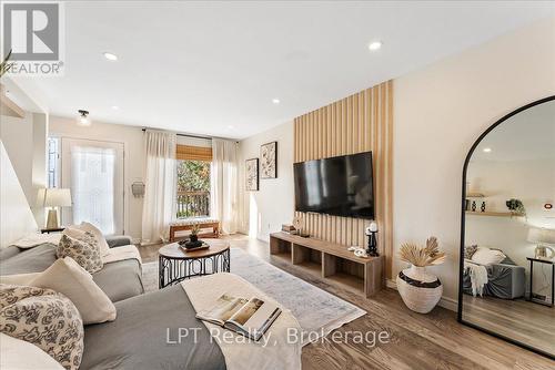 154 Beach Road, Georgina (Keswick North), ON - Indoor Photo Showing Living Room