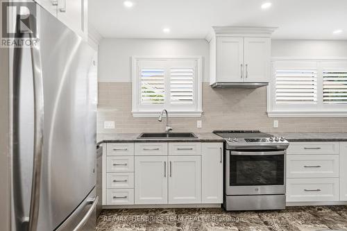 32 Hanson Drive, St. Catharines (Bunting/Linwell), ON - Indoor Photo Showing Kitchen With Stainless Steel Kitchen With Double Sink With Upgraded Kitchen