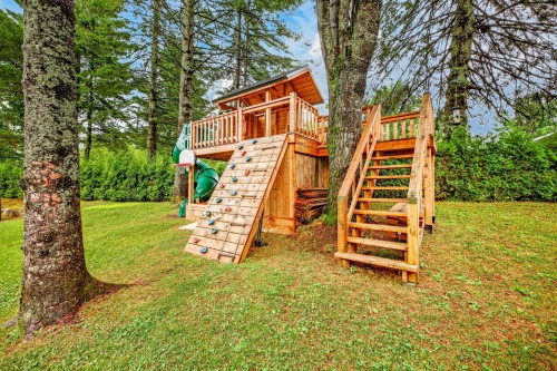 Courtyard - 16A  - 16B Route De Duchesnay, Sainte-Catherine-De-La-Jacques-Cartier, QC - Outdoor With Deck Patio Veranda