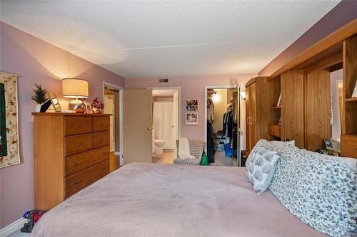 201-85 Swindon Way, Winnipeg, MB - Indoor Photo Showing Bedroom