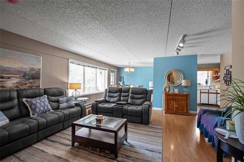 201-85 Swindon Way, Winnipeg, MB - Indoor Photo Showing Living Room