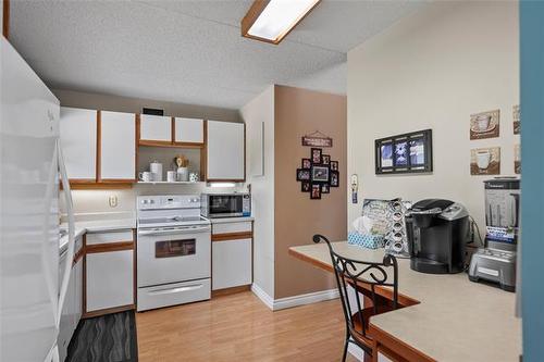 201-85 Swindon Way, Winnipeg, MB - Indoor Photo Showing Kitchen