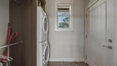 8964 Davidson Place, Vernon, BC - Indoor Photo Showing Laundry Room