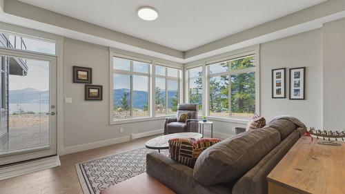 8964 Davidson Place, Vernon, BC - Indoor Photo Showing Living Room