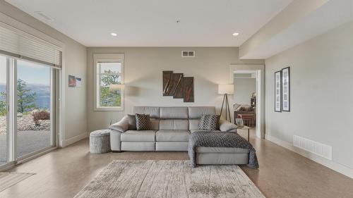 8964 Davidson Place, Vernon, BC - Indoor Photo Showing Living Room
