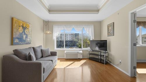 401-265 Froelich Road, Kelowna, BC - Indoor Photo Showing Living Room