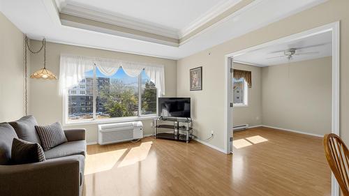 401-265 Froelich Road, Kelowna, BC - Indoor Photo Showing Living Room