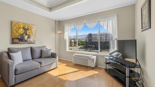401-265 Froelich Road, Kelowna, BC - Indoor Photo Showing Living Room