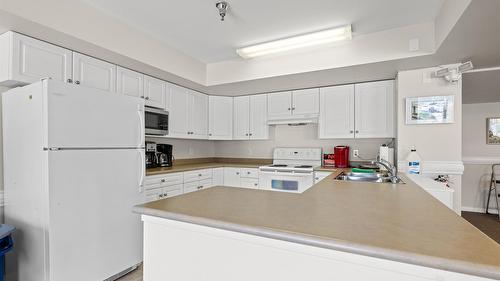 401-265 Froelich Road, Kelowna, BC - Indoor Photo Showing Kitchen With Double Sink