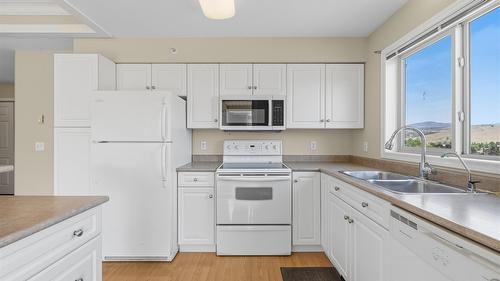 401-265 Froelich Road, Kelowna, BC - Indoor Photo Showing Kitchen With Double Sink