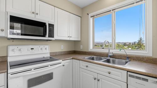 401-265 Froelich Road, Kelowna, BC - Indoor Photo Showing Kitchen With Double Sink