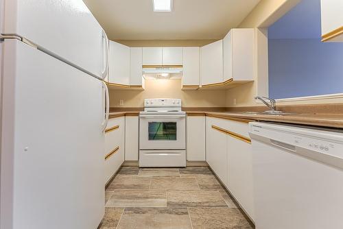 20-1920 Hugh Allan Drive, Kamloops, BC - Indoor Photo Showing Kitchen